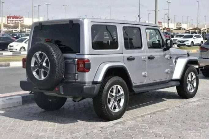 Подержанный Jeep Wrangler IV (JL), 3.6 л, 2021 в Шардже от Alfaris Used Cars Серебристый цвет. Other | AUTO.AE