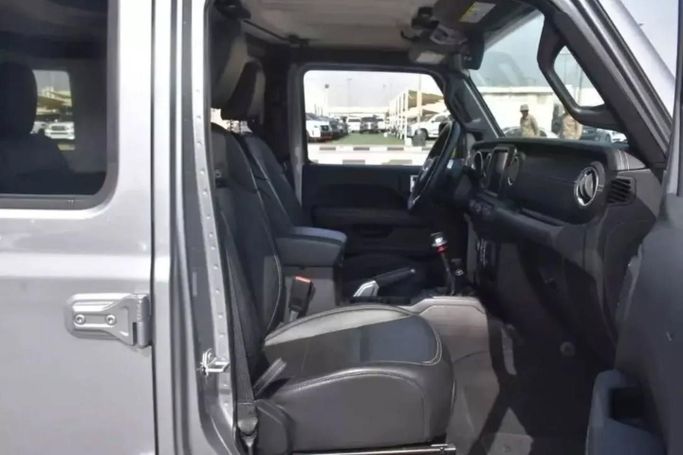 Подержанный Jeep Wrangler IV (JL), 3.6 л, 2021 в Шардже от Alfaris Used Cars Серебристый цвет. Other | AUTO.AE