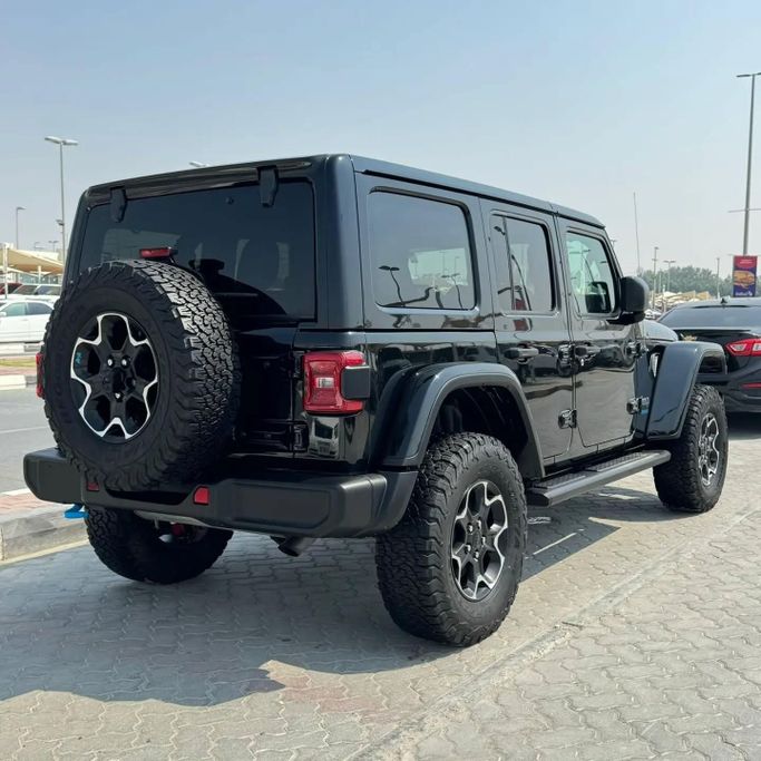 Подержанный Jeep Wrangler IV (JL), 2.0 л, 2022 в Шардже от Alfaris Used Cars Черный цвет. Other | AUTO.AE
