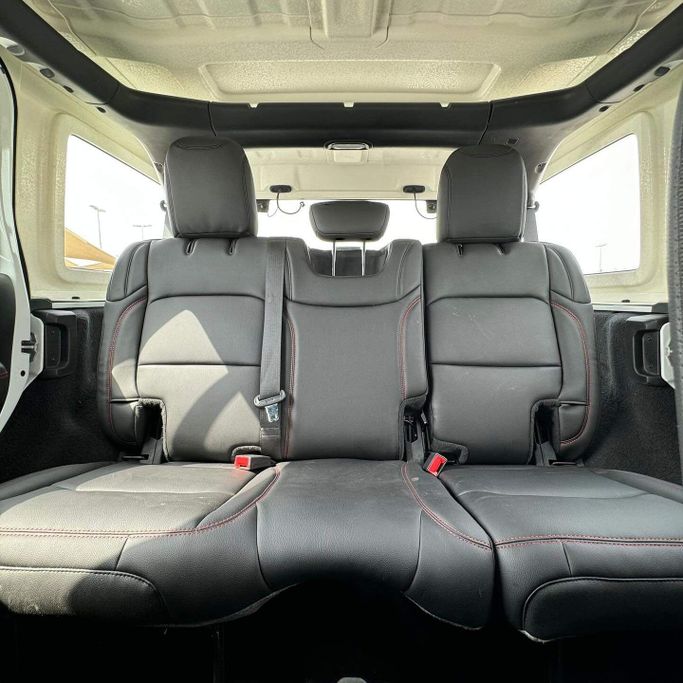 Подержанный Jeep Wrangler IV (JL), 3.6 л, 2021 в Шардже от Alfaris Used Cars Белый цвет. Other | AUTO.AE