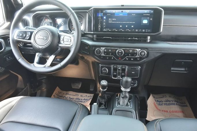 Подержанный Jeep Wrangler IV (JL) Рестайлинг, 2.0 л, 2024 в Шардже от Alfaris Used Cars Черный цвет. Other | AUTO.AE