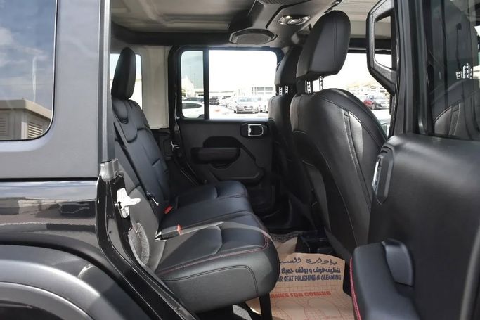Подержанный Jeep Wrangler IV (JL), 2.0 л, 2023 в Шардже от Alfaris Used Cars Черный цвет. Other | AUTO.AE