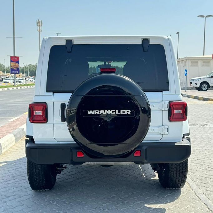 Подержанный Jeep Wrangler IV (JL), 2.0 л, 2022 в Шардже от Alfaris Used Cars Белый цвет. Other | AUTO.AE