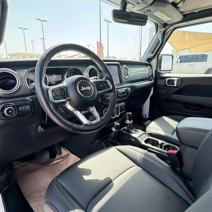 Подержанный Jeep Wrangler IV (JL), 2.0 л, 2022 в Шардже от Alfaris Used Cars Белый цвет. Other | AUTO.AE