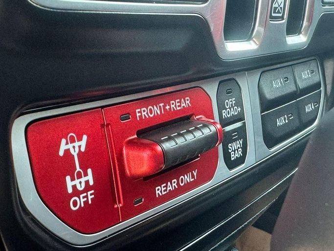 Подержанный Jeep Wrangler IV (JL), 2.0 л, 2022 в Шардже от Alfaris Used Cars Серый цвет. Other | AUTO.AE