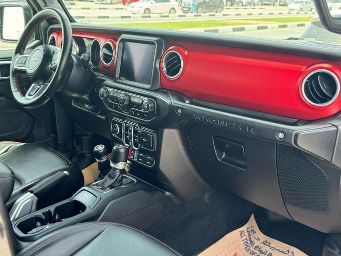 Подержанный Jeep Wrangler IV (JL), 2.0 л, 2022 в Шардже от Alfaris Used Cars Серый цвет. Other | AUTO.AE