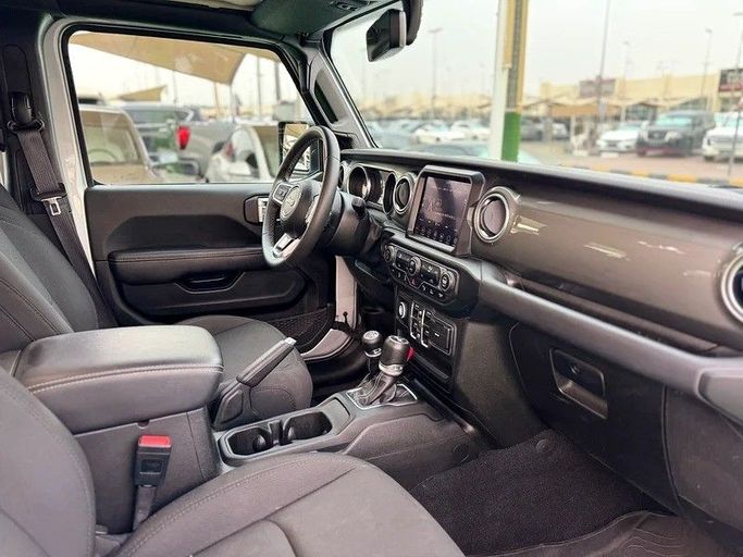 Подержанный Jeep Wrangler IV (JL), 2.0 л, 2023 в Шардже от Hayan Alkhudari Used Cars Белый цвет. GCC | AUTO.AE