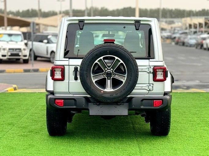 Подержанный Jeep Wrangler IV (JL), 2.0 л, 2023 в Шардже от Hayan Alkhudari Used Cars Белый цвет. GCC | AUTO.AE