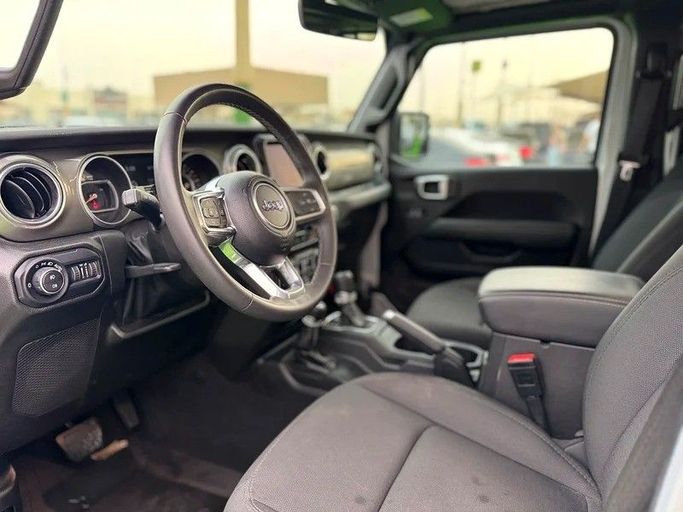 Подержанный Jeep Wrangler IV (JL), 2.0 л, 2023 в Шардже от Hayan Alkhudari Used Cars Белый цвет. GCC | AUTO.AE