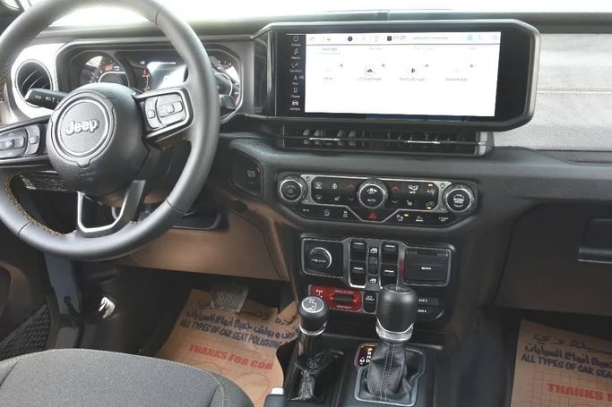 Подержанный Jeep Wrangler IV (JL) Рестайлинг, 2.0 л, 2024 в Шардже от Alfaris Used Cars Серый цвет. Other | AUTO.AE