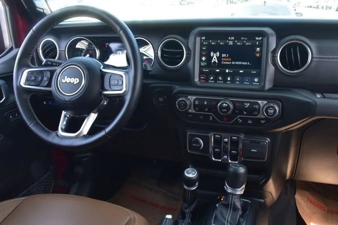 Подержанный Jeep Wrangler IV (JL), 2.0 л, 2021 в Шардже от Alfaris Used Cars Красный цвет. Other | AUTO.AE