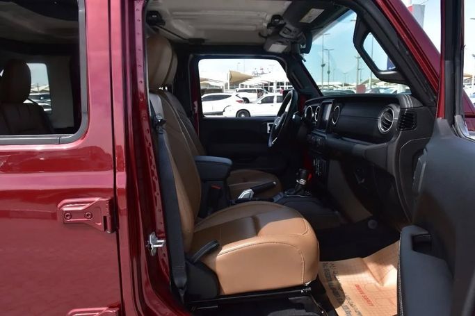 Подержанный Jeep Wrangler IV (JL), 2.0 л, 2021 в Шардже от Alfaris Used Cars Красный цвет. Other | AUTO.AE