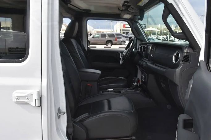 Подержанный Jeep Wrangler IV (JL), 2.0 л, 2020 в Шардже от Alfaris Used Cars Белый цвет. Other | AUTO.AE