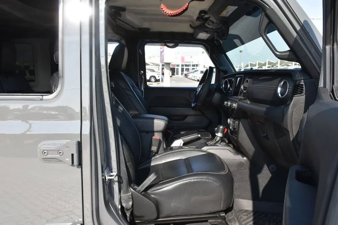 Подержанный Jeep Wrangler IV (JL), 2.0 л, 2020 в Шардже от Alfaris Used Cars Серый цвет. Other | AUTO.AE