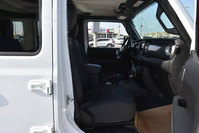 Used Jeep Wrangler IV (JL), 2.0 l, 2021 in Sharjah by Alfaris Used Cars, White color. Other | AUTO.AE