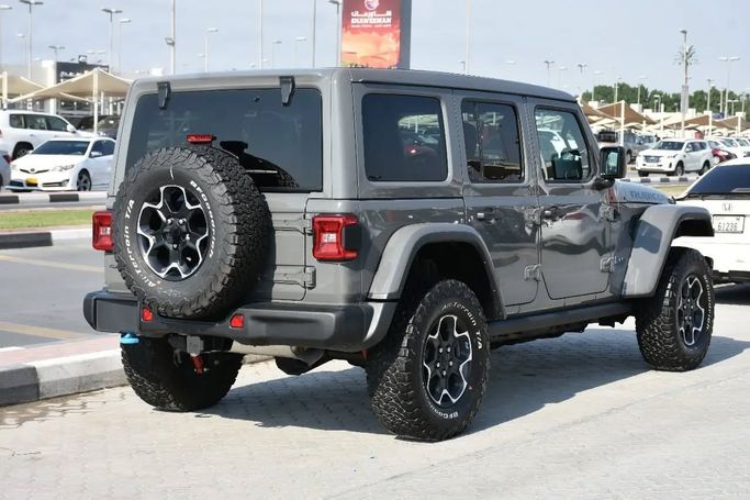 Подержанный Jeep Wrangler Rubicon IV (JL), 2.0 л, 2023 в Шардже от Alfaris Used Cars Серый цвет. Other | AUTO.AE