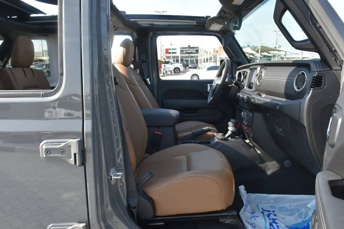 Подержанный Jeep Wrangler Rubicon IV (JL), 2.0 л, 2023 в Шардже от Alfaris Used Cars Серый цвет. Other | AUTO.AE
