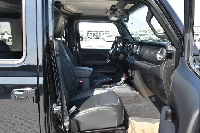 Подержанный Jeep Wrangler IV (JL), 2.0 л, 2023 в Шардже от Alfaris Used Cars Черный цвет. Other | AUTO.AE