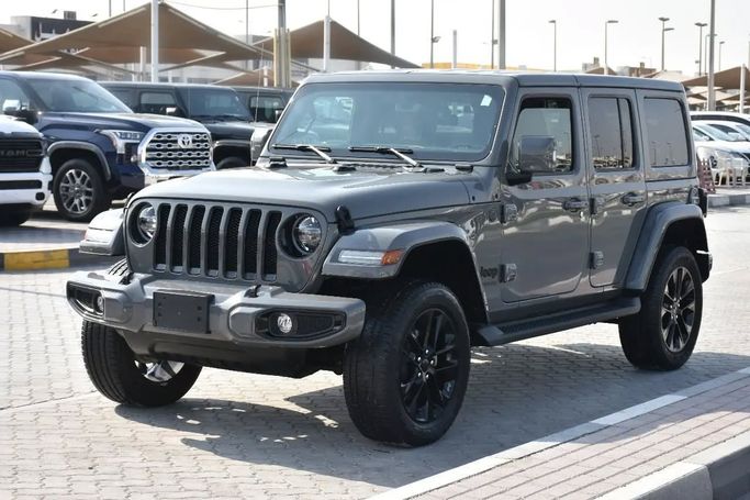Подержанный Jeep Wrangler IV (JL), 2.0 л, 2022 в Шардже от Alfaris Used Cars Серый цвет. Other | AUTO.AE