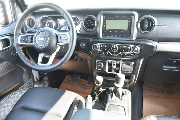 Подержанный Jeep Wrangler IV (JL), 2.0 л, 2022 в Шардже от Alfaris Used Cars Серый цвет. Other | AUTO.AE