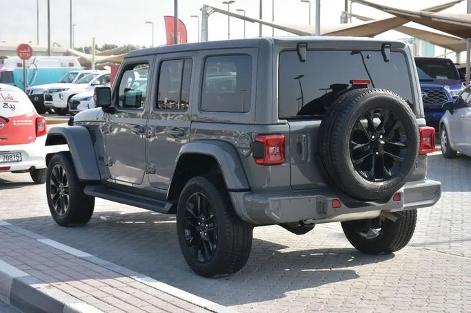 Подержанный Jeep Wrangler IV (JL), 2.0 л, 2022 в Шардже от Alfaris Used Cars Серый цвет. Other | AUTO.AE