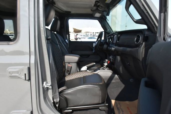 Подержанный Jeep Wrangler IV (JL), 2.0 л, 2022 в Шардже от Alfaris Used Cars Серый цвет. Other | AUTO.AE