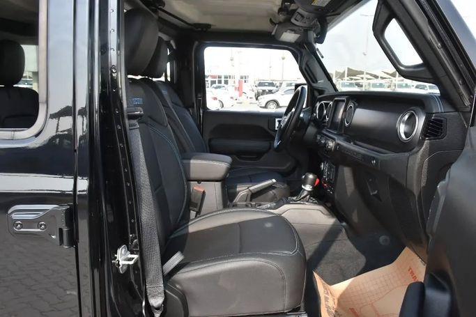 Подержанный Jeep Wrangler IV (JL), 2.0 л, 2022 в Шардже от Alfaris Used Cars Черный цвет. Other | AUTO.AE