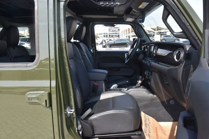 Подержанный Jeep Wrangler IV (JL), 3.6 л, 2022 в Шардже от Alfaris Used Cars Зеленый цвет. Other | AUTO.AE