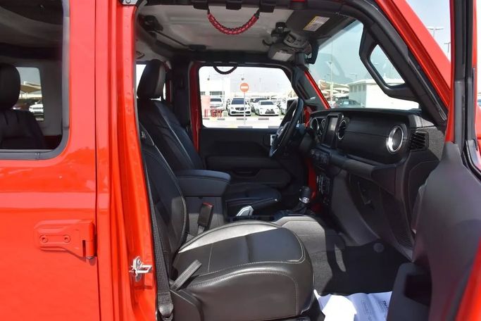 Подержанный Jeep Wrangler IV (JL), 2.0 л, 2022 в Шардже от Alfaris Used Cars Красный цвет. Other | AUTO.AE