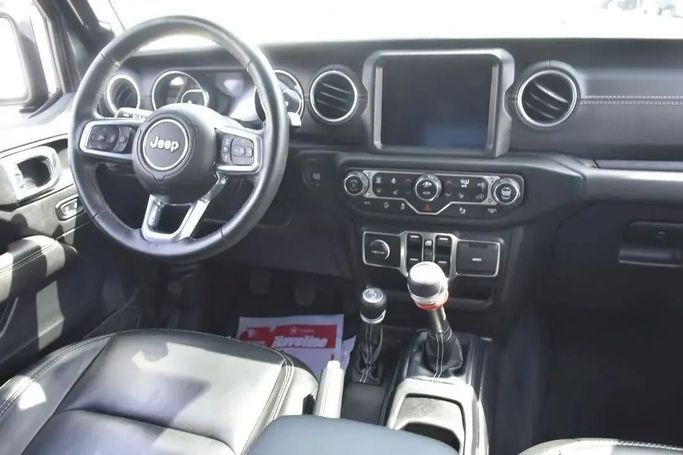 Подержанный Jeep Wrangler IV (JL), 3.6 л, 2021 в Шардже от Alfaris Used Cars Серый цвет. Other | AUTO.AE