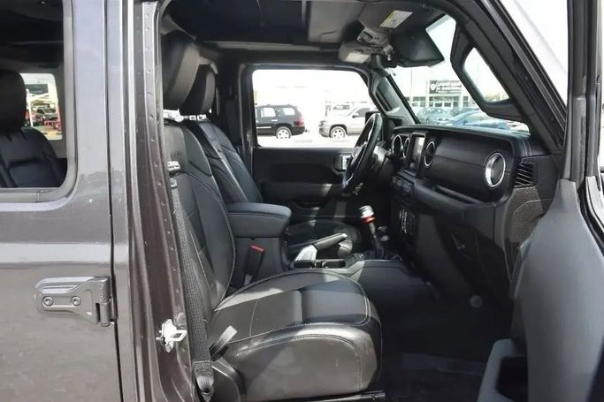 Подержанный Jeep Wrangler IV (JL), 3.6 л, 2021 в Шардже от Alfaris Used Cars Серый цвет. Other | AUTO.AE