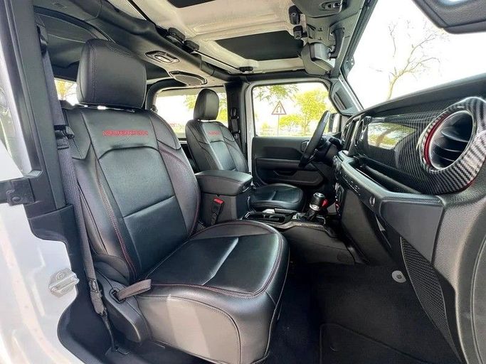 Подержанный Jeep Wrangler IV (JL), 3.6 л, 2021 в Шардже от First Choice Cars Белый цвет. GCC | AUTO.AE