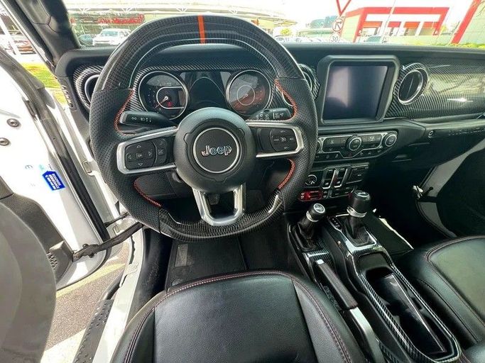 Подержанный Jeep Wrangler IV (JL), 3.6 л, 2021 в Шардже от First Choice Cars Белый цвет. GCC | AUTO.AE