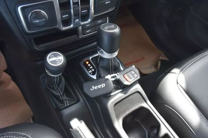 Подержанный Jeep Wrangler IV (JL), 2.0 л, 2021 в Шардже от Alfaris Used Cars Черный цвет. Other | AUTO.AE