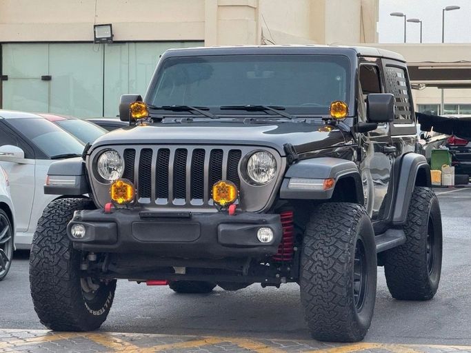 Подержанный Jeep Wrangler IV (JL), 3.6 л, 2018 в Шардже от Titanium Used Cars Серебристый цвет. GCC | AUTO.AE