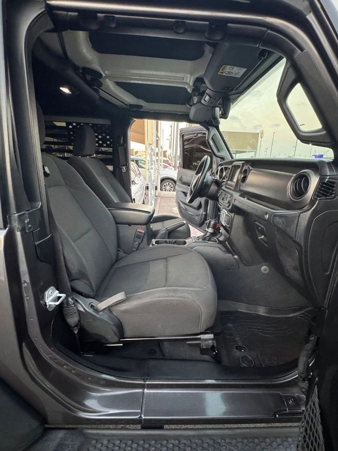 Подержанный Jeep Wrangler IV (JL), 3.6 л, 2018 в Шардже от Titanium Used Cars Серебристый цвет. GCC | AUTO.AE