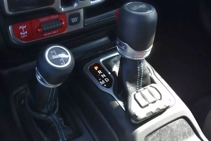 Used Jeep Wrangler IV (JL), 2.0 l, 2022 in Sharjah by Alfaris Used Cars, Grey color. Other | AUTO.AE