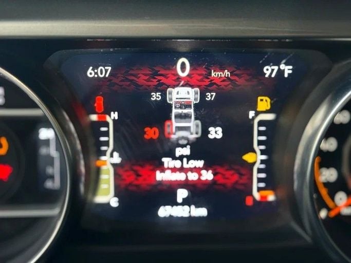 Подержанный Jeep Wrangler IV (JL), 2.0 л, 2023 в Шардже от Al Fakhamah Used Cars Черный цвет. Канадская | AUTO.AE