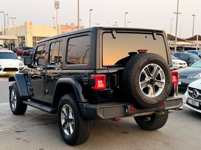 Подержанный Jeep Wrangler IV (JL), 2.0 л, 2023 в Шардже от Al Fakhamah Used Cars Черный цвет. Канадская | AUTO.AE