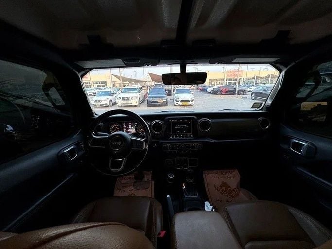 Подержанный Jeep Wrangler IV (JL), 2.0 л, 2023 в Шардже от Al Fakhamah Used Cars Черный цвет. Канадская | AUTO.AE