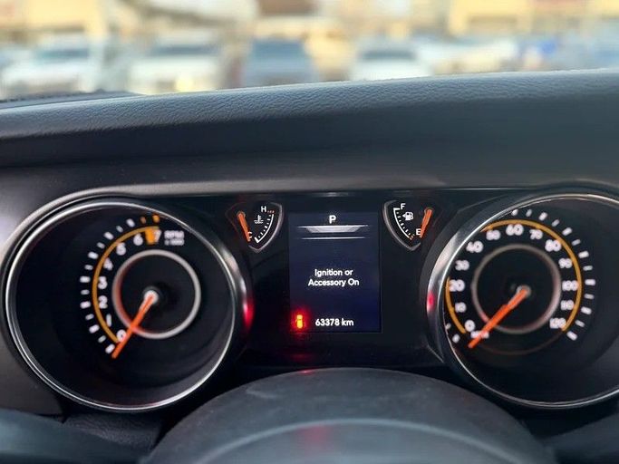 Подержанный Jeep Wrangler IV (JL), 3.6 л, 2022 в Шардже от Al Fakhamah Used Cars Пурпурный цвет. Американская | AUTO.AE