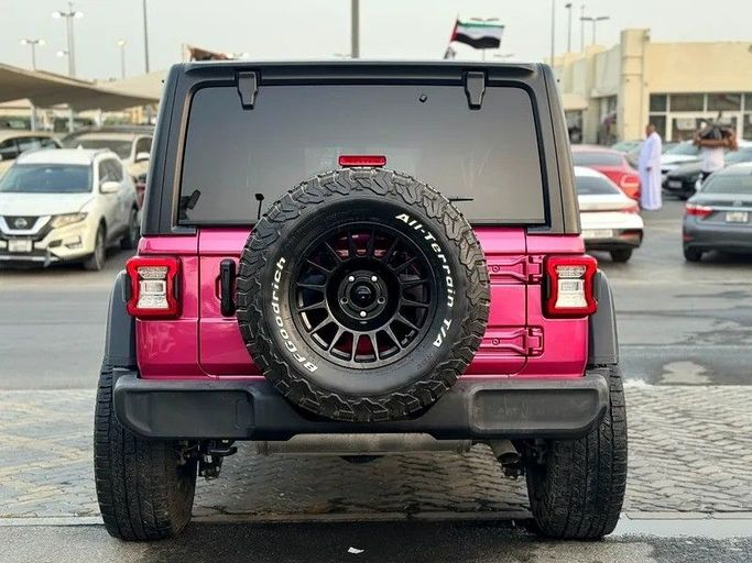 Подержанный Jeep Wrangler IV (JL), 3.6 л, 2022 в Шардже от Al Fakhamah Used Cars Пурпурный цвет. Американская | AUTO.AE