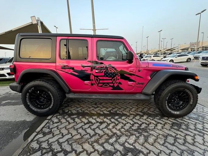 Подержанный Jeep Wrangler IV (JL), 3.6 л, 2022 в Шардже от Al Fakhamah Used Cars Пурпурный цвет. Американская | AUTO.AE