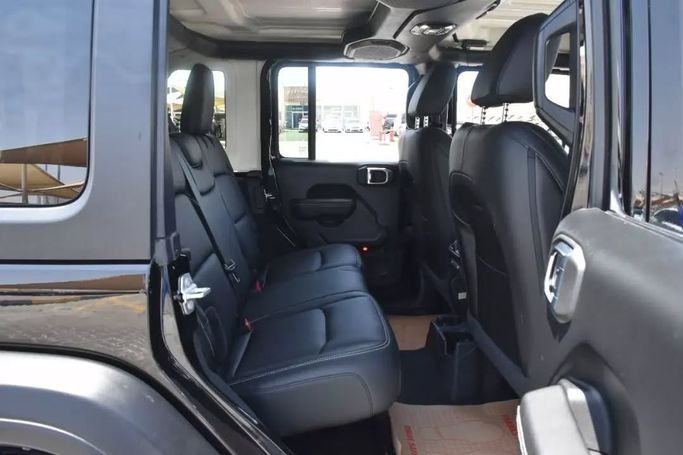 Подержанный Jeep Wrangler IV (JL), 3.6 л, 2021 в Шардже от Alfaris Used Cars Черный цвет. Other | AUTO.AE