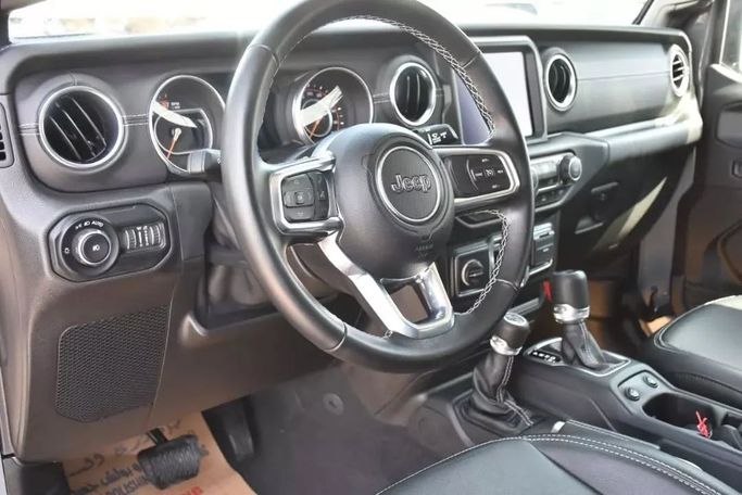 Подержанный Jeep Wrangler IV (JL), 3.6 л, 2021 в Шардже от Alfaris Used Cars Серый цвет. Other | AUTO.AE