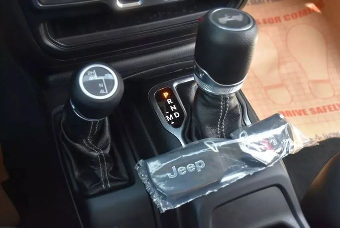 Подержанный Jeep Wrangler IV (JL), 2.0 л, 2022 в Шардже от Alfaris Used Cars Черный цвет. Other | AUTO.AE