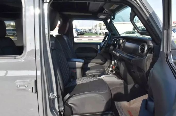 Подержанный Jeep Wrangler IV (JL), 3.6 л, 2021 в Шардже от Alfaris Used Cars Серый цвет. Other | AUTO.AE