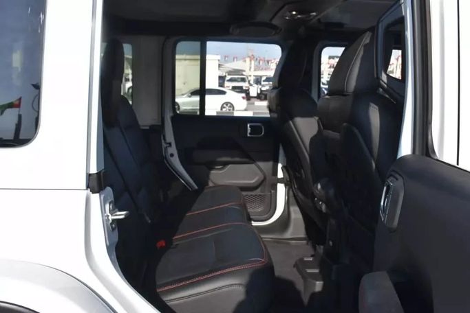 Подержанный Jeep Wrangler IV (JL), 3.6 л, 2021 в Шардже от Alfaris Used Cars Белый цвет. Other | AUTO.AE