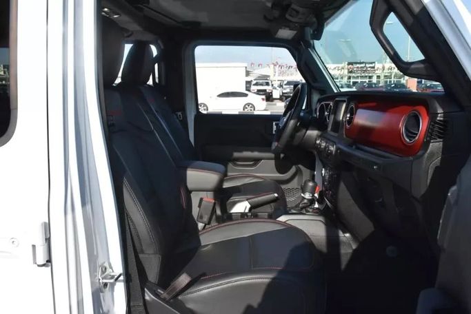 Подержанный Jeep Wrangler IV (JL), 3.6 л, 2021 в Шардже от Alfaris Used Cars Белый цвет. Other | AUTO.AE