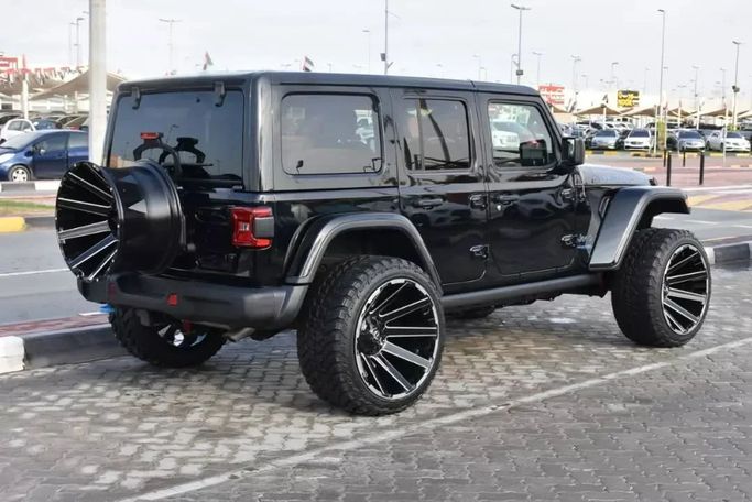 Подержанный Jeep Wrangler IV (JL), 2.0 л, 2022 в Шардже от Alfaris Used Cars Черный цвет. Other | AUTO.AE